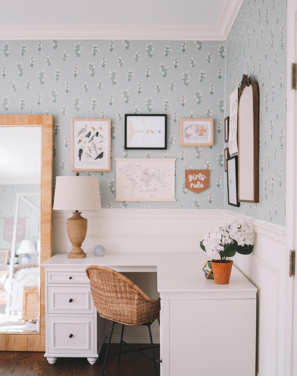 Pictured - Dainty Flower Garden picture of desk, project by @kellyinthecity